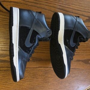nike 242257-012 dunk high as 8.5 women’s shoes. Still in box. Never worn.